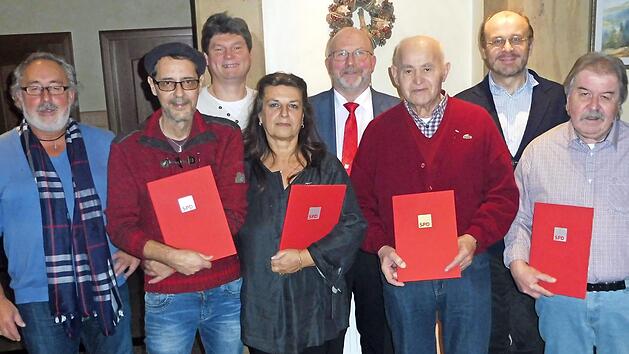 Der SPD-Ortsverein Wei&szlig;enbrunn dankte mehreren Mitgliedern f&uuml;r ihre Treue. Unser Bild zeigt (von links) Vorsitzenden Bernd Schneider, Frieder M&ouml;ller, Zweiten Vorsitzenden Heiko F&uuml;chsel, Elisabeth Schneider, B&uuml;rgermeister Egon Herrmann, Georg Heinlein, Kreisvorsitzenden Ralf Pohl und Dieter Dehmel. Foto: Dieter Wolf