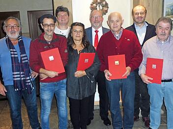 Der SPD-Ortsverein Weißenbrunn dankte mehreren Mitgliedern für ihre Treue. Unser Bild zeigt (von links) Vorsitzenden Bernd Schneider, Frieder Möller, Zweiten Vorsitzenden Heiko Füchsel, Elisabeth Schneider, Bürgermeister Egon Herrmann, Georg Heinlein, Kreisvorsitzenden Ralf Pohl und Dieter Dehmel. Foto: Dieter Wolf