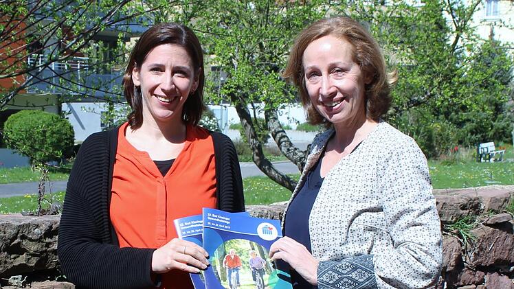 Elisabeth A. Dichtl (r.) übergibt der neuen Vorsitzenden des Fördervereins Gesundheitszentrum Sabine Hein das Programmheft der Gesundheitstage.  Foto: Werner Vogel