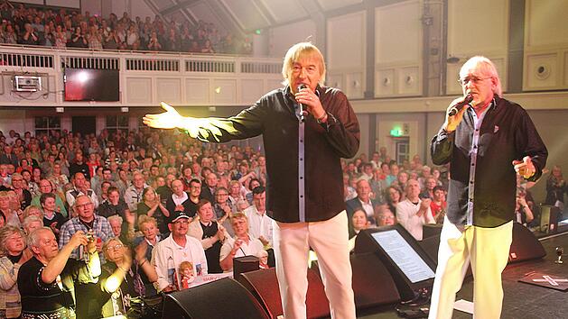Die Amigos rocken auch nach fast f&uuml;nfzig Jahren auf der B&uuml;hne noch: Das Kulmbacher Publikum tobte, wollte seinen Idolen ganz nahe sein.Sonny Adam