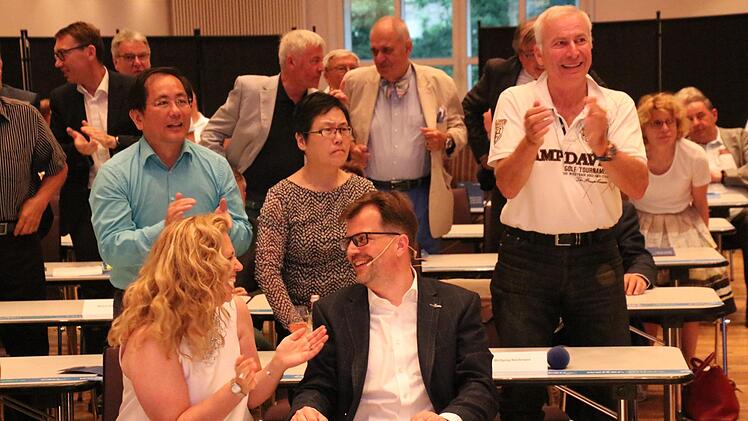 Moment der Gewissheit: Als das Ergebnis verkündet wird, sind Christian Lange und seine Frau Melanie erleichtert. 93,6 Prozent der Mitglieder stimmten auf der Nominierungsveranstaltung für den 47-Jährigen.