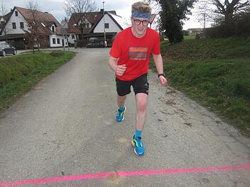 Für den Querläufer und seinen Sohn Jonas (Bild) wurde der abgesagte Neuhauser Straßenlauf zum privaten Laufduell. Fotos: privat