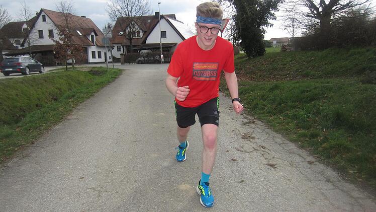 Für den Querläufer und seinen Sohn Jonas (Bild) wurde der abgesagte Neuhauser Straßenlauf zum privaten Laufduell. Fotos: privat