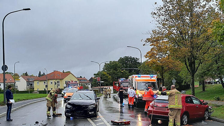 Bamberg: Schwerer Unfall mit fünf Verletzten - Feuerwehr muss eingeklemmten Fahrer bergen