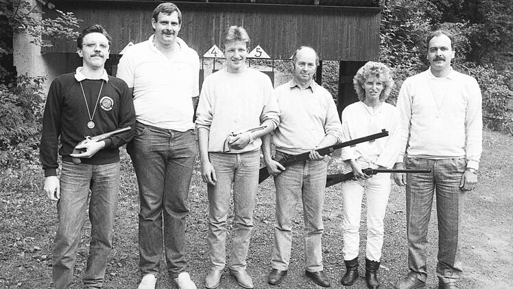 Siegerehrung im Rahmen der "Vorderlader-Olympiade" der Bad Kissinger Sch&uuml;tzen (von links): Reinhard Zeug (Premich), Peter Hahn, Arno W&uuml;rfel (beide Bad Br&uuml;ckenau), G&uuml;ter Kolb (Bad Kissingen), Cornelia Sch&ouml;nstein-Hahn (Bad Br&uuml;ckenau) und Josef Huppmann (Zahlbach).