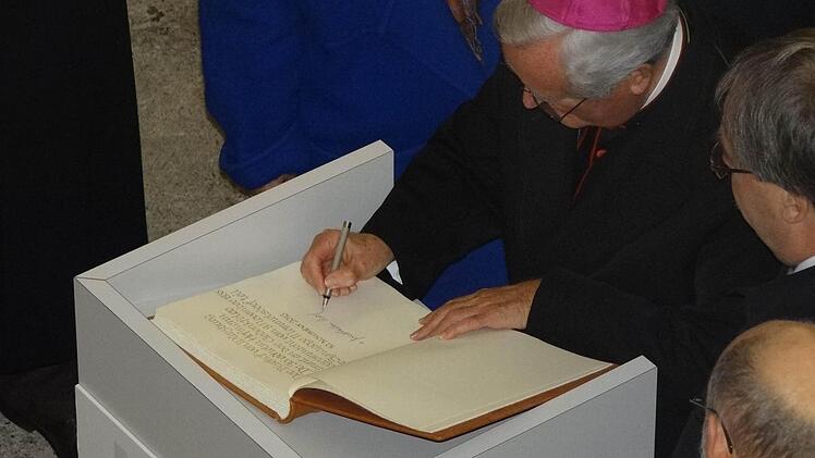 Diözesanbischof Dr. Friedhelm Hofmann hat sich in das Goldene Buch der Gemeinde Untermerzbach eingetragen. Foto: Johanna Eckert