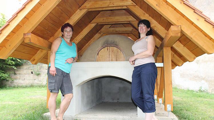 Döringstadt: Backofen auf dem Spielplatz, Manuela Senger (links) und Marion Günther-Lunkenbein