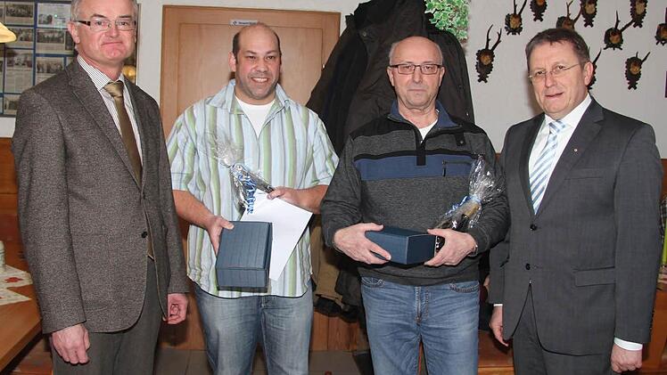 Polizeichef Gerhard Renk (links) und Oberbürgermeister Henry Schramm zeichneten die beiden fleißigsten Sicherheitswachtler aus: Markus Winkler (42) hat inzwischen 5196 Stunden Dienst geleitstet, Werner Agly (64) 3082 Stunden. Foto: Sonja Adam