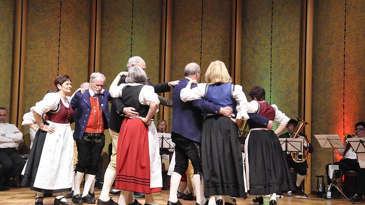 Sie beherrschen noch Tänze, die die Jugend nicht einmal dem Namen noch kennen - die Volkstanzgruppe Oberthulba/Frankenbrunn. Mit ihren farbenfrohen Trachten sind ihre Tänze immer ein Hingucker. Foto: Peter Klopf