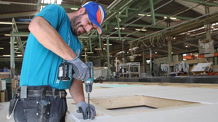 Hier entsteht ein Fertighaus: Vincenzo Portarulo arbeitet in der Fertigungshalle von Hanse Haus in Oberleichtersbach. Foto: Ulrike Müller