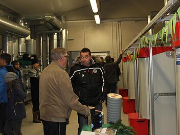 Das Interieur des Heizhauses war von großem Interesse: Viele Marktschorgaster konnten es gar nicht erwarten, hinter die Kulissen blicken zu dürfen. Fotos: Sonja Adam