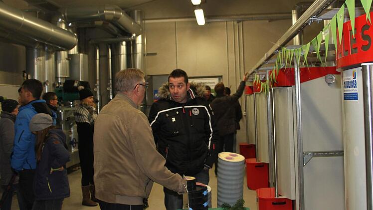 Das Interieur des Heizhauses war von großem Interesse: Viele Marktschorgaster konnten es gar nicht erwarten, hinter die Kulissen blicken zu dürfen. Fotos: Sonja Adam