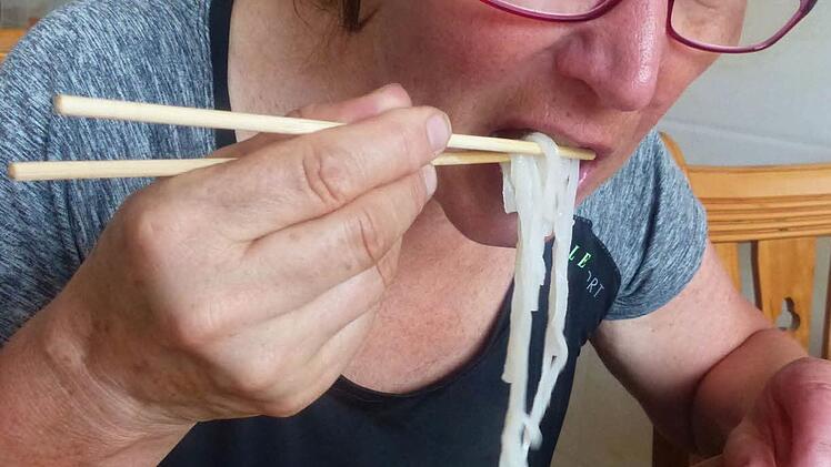 Gar nicht so einfach, wenn man zur Nudelsuppe nur Essstäbchen kriegt!