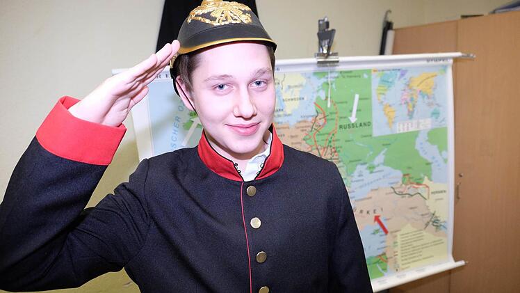 In die Geschichte tauchte kurzfristig für ein Foto Moderator Christian Schießer. Hier in einer Uniform zur Zeit des Ersten Weltkrieges. Foto: Gerd Schaar