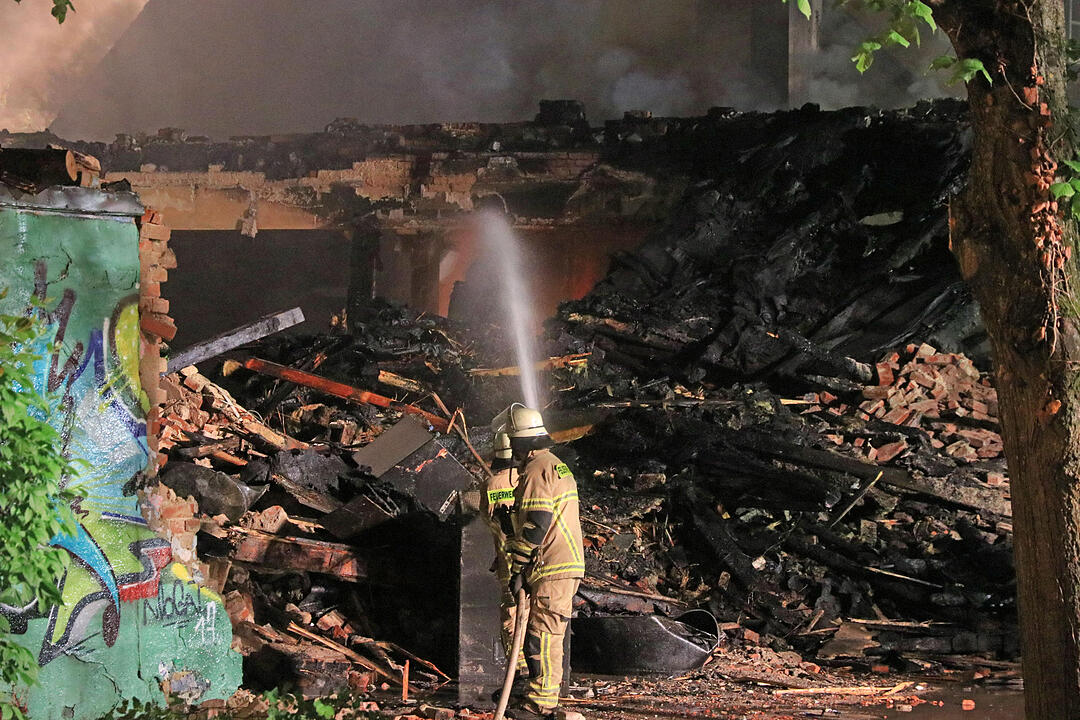 Ein Feuer hat die Diskothek "Rosenau" in Bayreuth völlig zerstört. Acht Menschen wurden verletzt. Der Brand ist unter Kontrolle.