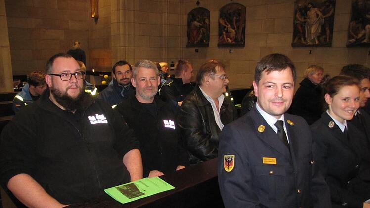 Stadtbrandrat Ingolf Stökl (vorne links) und Alexander Müller, Vorsitzender des Stadtjugendrings Coburg (in der nächsten Reihe ganz links) beim Jahresgottesdienst der Notfallseelsorge in der St.-Augustin—Kirche. Foto: Martin Koch
