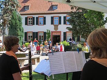 Die Musikerinnen der Formation die "Saaletalklarinetten" spielten im Museumsgarten in Euerdorf auf. Doris Bauer