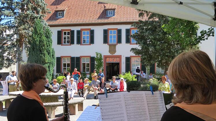 Die Musikerinnen der Formation die "Saaletalklarinetten" spielten im Museumsgarten in Euerdorf auf. Doris Bauer