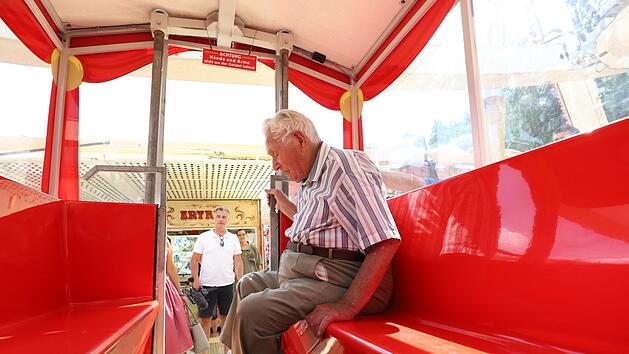 Zum Riesenrad wird Ferdinand Bozdech noch im Rollstuhl geschoben. Auf den eigenen Beinen in die Gondel zu gehen, l&auml;sst sich der Hundertj&auml;hrige dann aber nicht nehmen. Foto: Marian Hamacher
