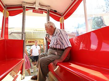 Zum Riesenrad wird Ferdinand Bozdech noch im Rollstuhl geschoben. Auf den eigenen Beinen in die Gondel zu gehen, lässt sich der Hundertjährige dann aber nicht nehmen. Foto: Marian Hamacher