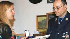 Dritte Bürgermeisterin Sabine Scheer überreichte dem scheidenden Kommandanten Matthias Böh die Stadtmedaille.
