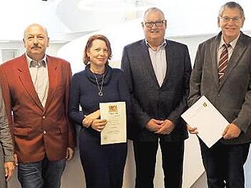 Für 25 Jahre hat Landrat Alexander Tritthart Robert Voitlein (2.v.l.) geehrt und Klaus Neudecker (2.v.r.) in den Ruhestand verabschiedet. Personalratsvorsitzende Gudrun Wagner (l.) schloss sich mit Glückwünschen an. Udo Fröhlich von der Denkmalschutzbehörde (3.v.r.) und Katja Schiller-Wegener vom sozialen Beratungsdienst freuten sich über ihre Beförderungsurkunden. Foto: Landratsamt Erlangen-Höchstadt