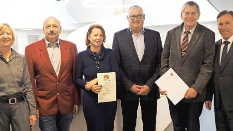 Für 25 Jahre hat Landrat Alexander Tritthart Robert Voitlein (2.v.l.) geehrt und Klaus Neudecker (2.v.r.) in den Ruhestand verabschiedet. Personalratsvorsitzende Gudrun Wagner (l.) schloss sich mit Glückwünschen an. Udo Fröhlich von der Denkmalschutzbehörde (3.v.r.) und Katja Schiller-Wegener vom sozialen Beratungsdienst freuten sich über ihre Beförderungsurkunden. Foto: Landratsamt Erlangen-Höchstadt