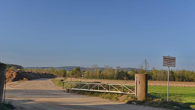 Der Flurweg Langstrichweg soll eingezogen werden, da er durch den weiteren Sandabbau dem Unternehmen im Weg steht.     Foto: Karl Heinz Wirth