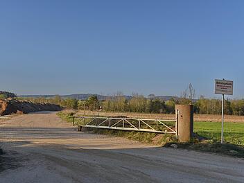 Der Flurweg Langstrichweg soll eingezogen werden, da er durch den weiteren Sandabbau dem Unternehmen im Weg steht.     Foto: Karl Heinz Wirth