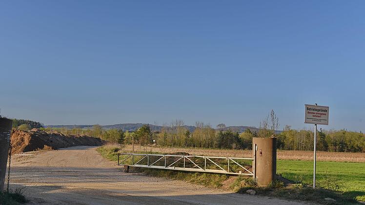 Der Flurweg Langstrichweg soll eingezogen werden, da er durch den weiteren Sandabbau dem Unternehmen im Weg steht.     Foto: Karl Heinz Wirth
