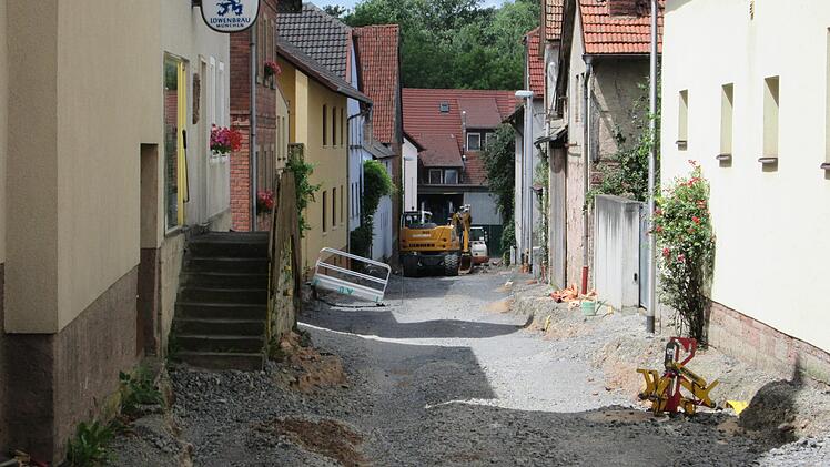 Dass es mit der Sanierung von Gassen in Langendorf vorangeht, freut Bürgermeister Johannes Krumm.  Foto: Archivfoto Winfried Ehling