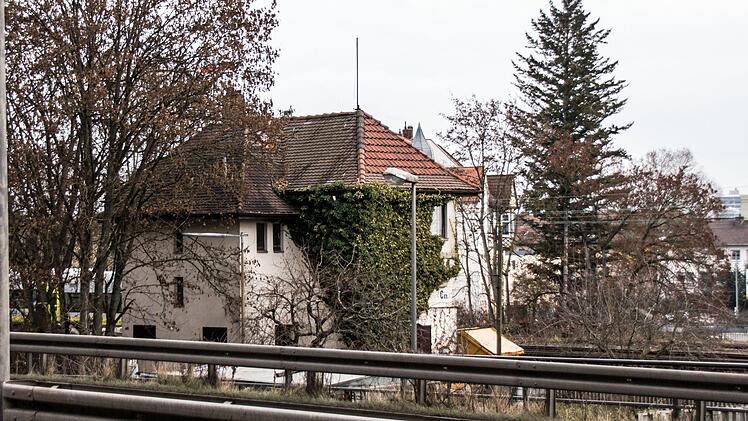 In diesem Gebäude war bis 2007 ein elektromechanisches Stellwerk der Deutschen Bahn untergebracht - die Stellwerkstechnik ist verschwunden, sie wurde abgebaut.Foto_ Jochen Berger