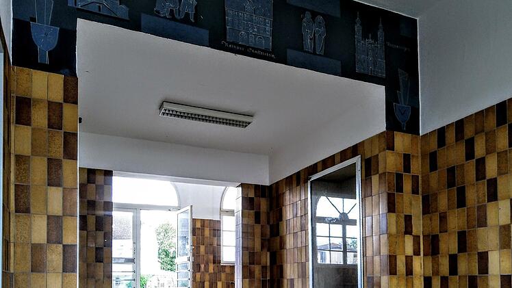 Bahnhof Bad Staffelstein: Es war einmal: der Bahnhof von Bad Staffelstein ist nur noch eine leere Hülle - ein trostlos wirkender Durchgang ohne Sitzgelegenheiten; barrierefrei nur zu Gleis 1; Ticket- und Snack-Automat außerhalb des Gebäudes am Bahngleis, öffentliches WC etwa 50 Meter entfernt Richtung Innenstadt, Busanbindung direkt am Bahnhof, kein Info-Schalter.Foto: Jochen Berger