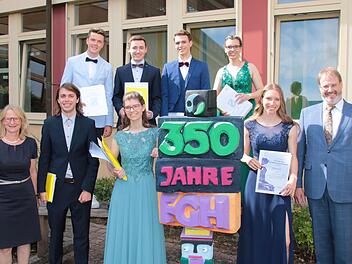 2. Bürgermeisterin Elisabeth Assmann (vorne, links) und Schulleiter Matthias Ludolph (rechts) gratulierten den drei Jahrgangsbesten (von links) Elias Schrapel, Chantal Sophie Genzler und Elisa Eich. Hinten stehen die Buchpreis-Gewinner Niklas Prey...