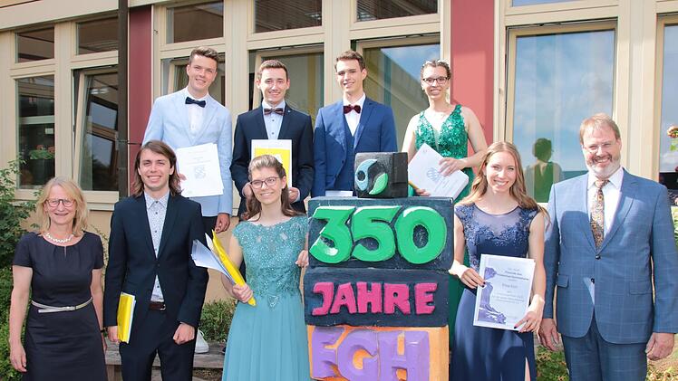 2. Bürgermeisterin Elisabeth Assmann (vorne, links) und Schulleiter Matthias Ludolph (rechts) gratulierten den drei Jahrgangsbesten (von links) Elias Schrapel, Chantal Sophie Genzler und Elisa Eich. Hinten stehen die Buchpreis-Gewinner Niklas Prey...