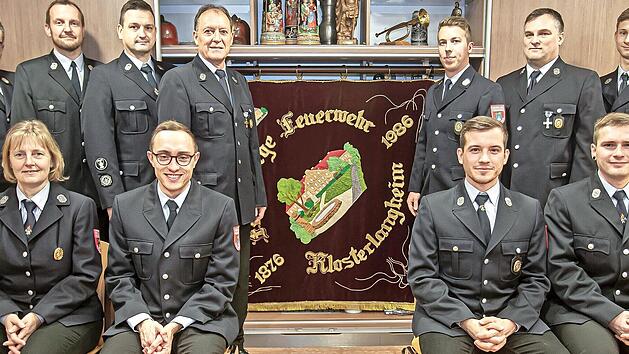 Vorstandsteam und Kommandanten: (stehend; v. l.) Andreas Eideloth (Vorsitzender), Christian Schrepfer (Kommandant), Benedikt Schuberth (stellv. Kommandant), Hans-Ulrich Fuchs (ehem. stellv. Vorsitzender), Timo Gieger (Vertrauensmann), Thomas M&uuml;ll...