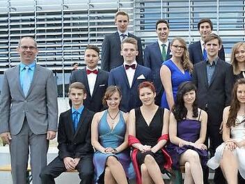 Die Jahrgangsbesten des Gymnasiums Ernestinum vor der Aula der Hochschule Coburg. Foto: Gabi Bertram