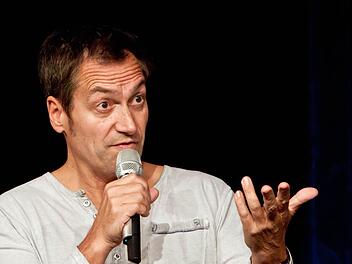 Illusionsloser Blick auf die Welt: Dieter Nuhr in Coburg. Foto: Jochen Berger