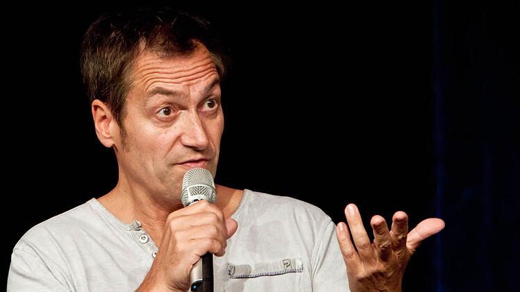 Illusionsloser Blick auf die Welt: Dieter Nuhr in Coburg. Foto: Jochen Berger