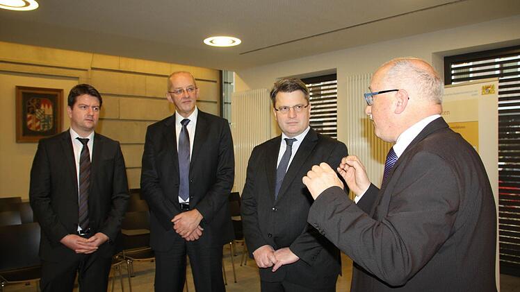 Justizminister Bausback im neuen Gerichtssaal. Foto: Ralf Ruppert