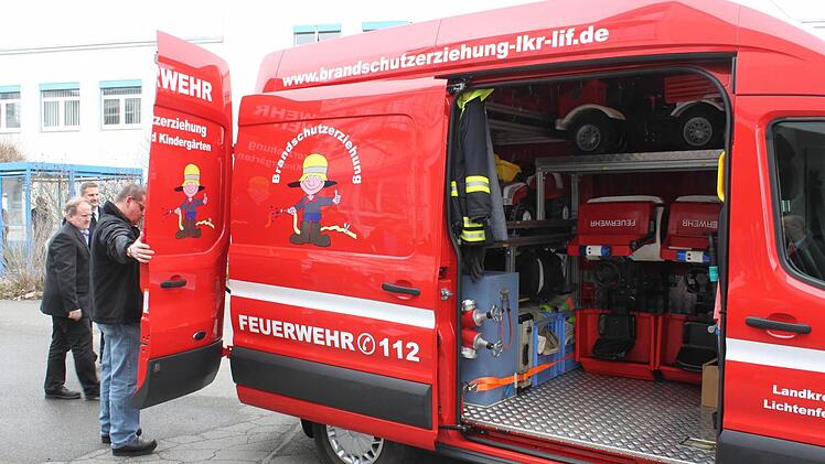 Bei der offiziellen Indienststellung wurden Einblicke in das neue Brandschutzerziehungsfahrzeug des Landkreises gewährt. Foto: Popp