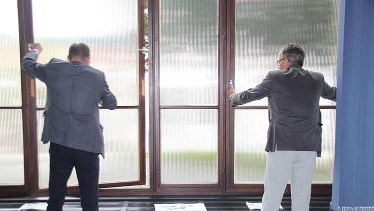 Architekt Klaus Eschenbacher (links) und Hochbauamtsleiter Bernd Ohnemüller beim Öffnen der betagten Fenster.