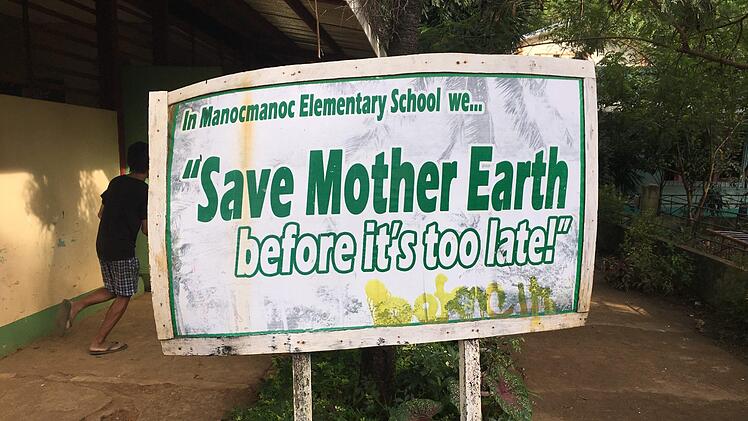 Schild in der Manocmanoc-Elementary-School auf Boracay.  Foto: Knöchel