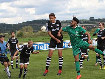 Der Roßstadter Frank Stenglein (Dritter von rechts, dunkles Trikot) gewinnt  das Kopfballduell gegen den Kirchlauterer Stürmer. Von links Marco Heppt und Tobias Baum