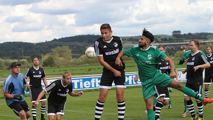 Der Roßstadter Frank Stenglein (Dritter von rechts, dunkles Trikot) gewinnt  das Kopfballduell gegen den Kirchlauterer Stürmer. Von links Marco Heppt und Tobias Baum