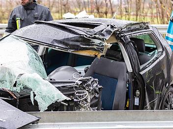 Auf der Bundesstraße 2 bei Treuchtlingen hat sich am Freitagnachmittag ein verheerender Unfall ereignet. Dabei kam ein 19-jähriger Autofahrer ums Leben. Foto: News5/Goppelt
