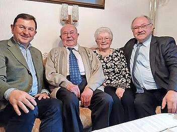 Andreas Dorsch freut sich mit seiner Frau Edeltraud über die Glückwünsche von Bürgermeister Alwin Gebhardt (l.) und Vizelandrat Otto Siebenhaar (r.).