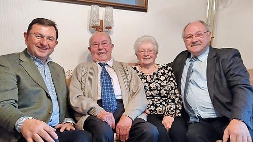 Andreas Dorsch freut sich mit seiner Frau Edeltraud über die Glückwünsche von Bürgermeister Alwin Gebhardt (l.) und Vizelandrat Otto Siebenhaar (r.).