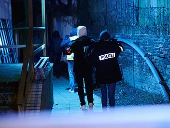 Polizei durchsucht Bauwagengel&auml;nde