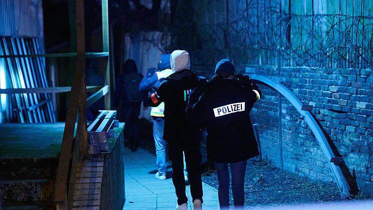 Polizei durchsucht Bauwagengel&auml;nde